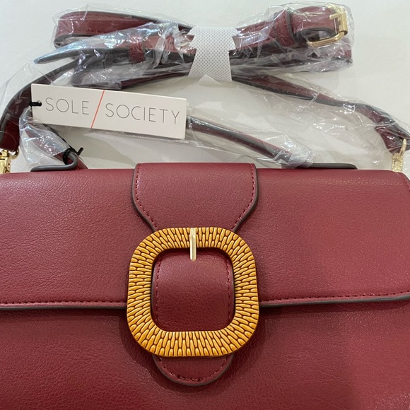 ⬇️ PRICE ⬇️ SOLE SOCIETY -  Lumi Buckle Flap Faux Leather Crossbody Bag - Berry - Picture 4 of 14